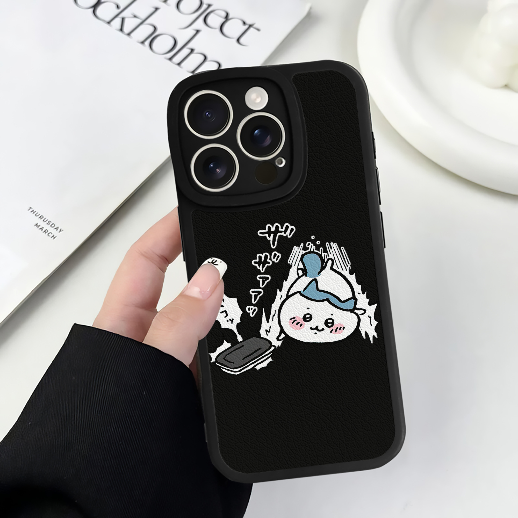 （画像用） ちいかわ ハチワレ Chii-kawa hachiware 【iPhone 16シリーズ対応】シリコンスマホケース（レザー調） 材質：シリコン